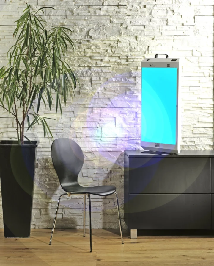 Praktische Anwendung des SUNLIGHT CLT profi mit Standfuß und Farbfilter